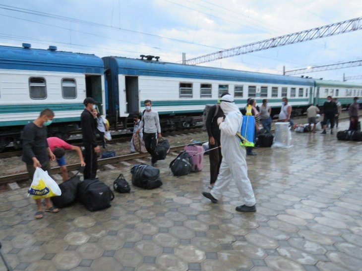В Наманган прибыл поезд с узбекистанцами, вывезенными с российско-казахской границы. Фото 