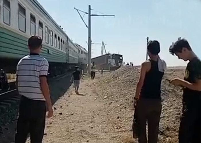 На железной дороге в Каракалпакстане поезд столкнулся с грузовиком и сошел с рельсов. Видео