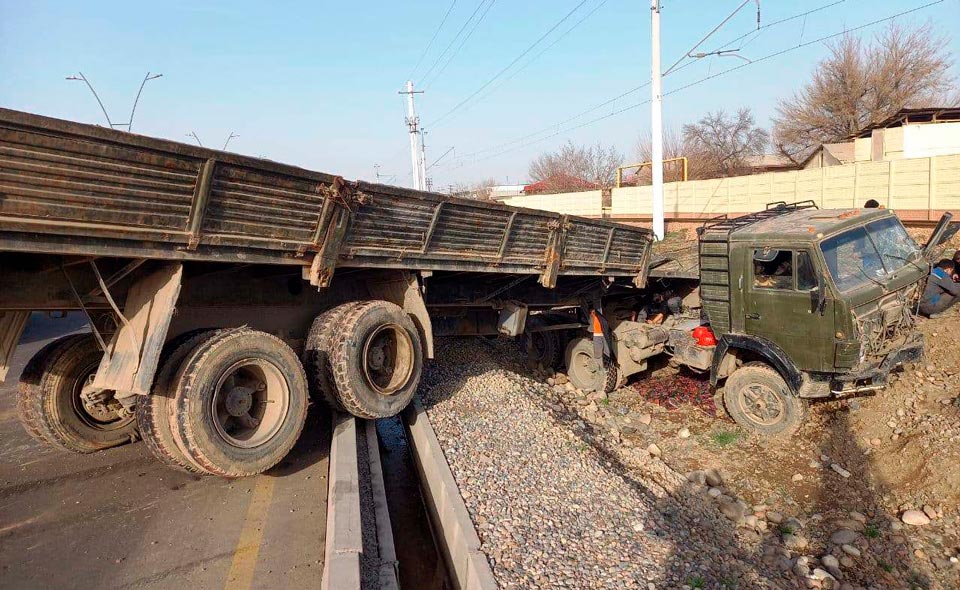 В Ташкенте грузовик вылетел на встречную полосу и столкнулся с "Ласетти"