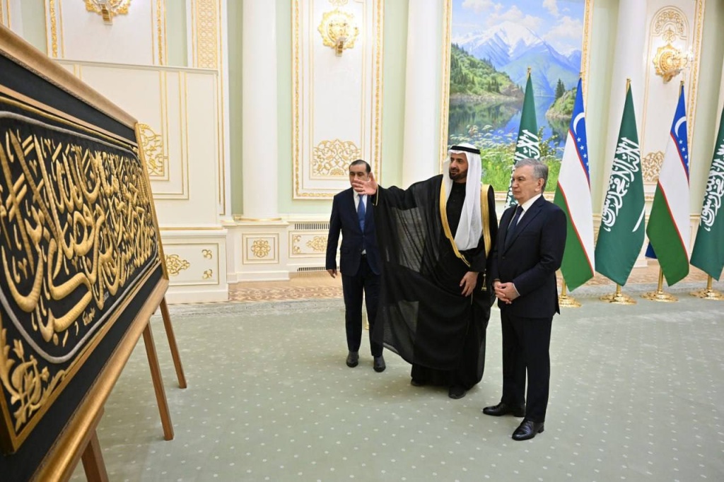 Министр по делам хаджа и умры Саудовской Аравии вручил Шавкату Мирзиёеву часть священного покрывала Каабы Министр по делам хаджа и умры Саудовской Аравии вручил Шавкату Мирзиёеву часть священного покрывала Каабы