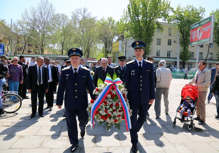 Посол России, школьники, цветы: как в Ташкенте отметили День космонавтики (фото)