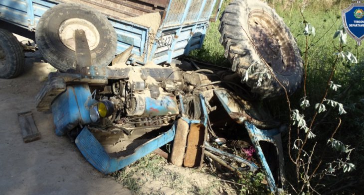 В Сурхандарье водитель на тракторе не справился с управлением и перевернулся в арык. Мужчина погиб на месте происшествия