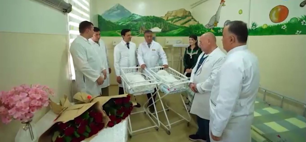 Узбекские врачи успешно разделили сиамских близнецов. Видео