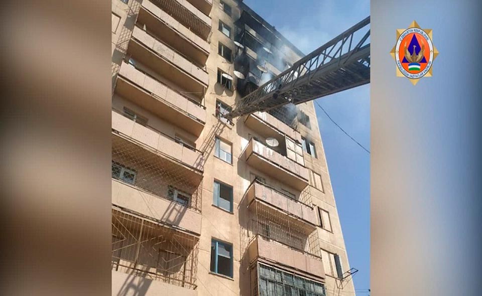 В многоэтажке в Ангрене вспыхнул пожар. Спасателям пришлось эвакуировать 25 жителей 