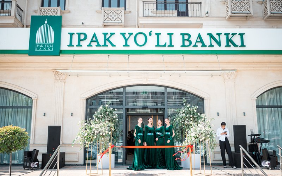 В Ташкенте открылся новый современный центр банковских услуг и модернизированный контакт-центр банка «Ипак Йули»