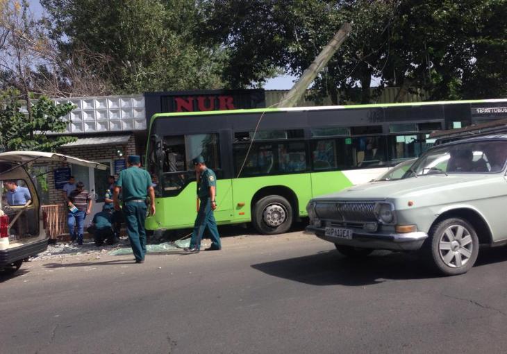 В Ташкенте пассажирский автобус на большой скорости вонзился в столб 