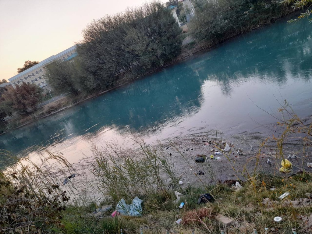 Экологи бьют тревогу. Чирчикский канал, питающий Ташкент, превращается в свалку и скоро станет мертвой рекой