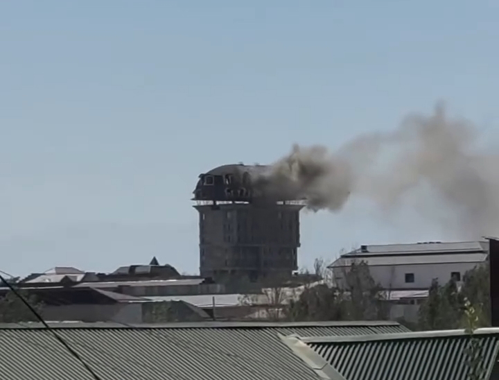 Пылающий финал. В Самарканде во время сноса загорелся "Дом-монстр". Видео