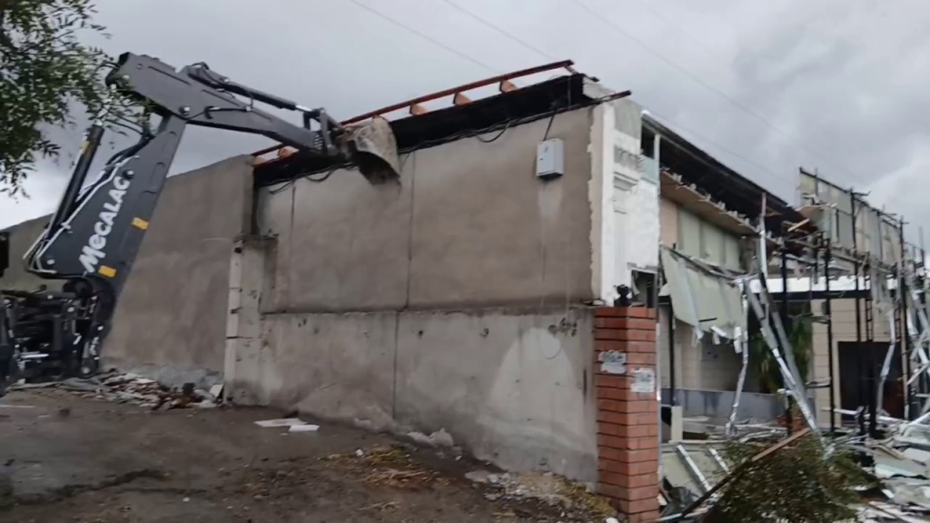 Бульдозер по решению властей сравнял с землей гостиницу в Ташкенте. Видео