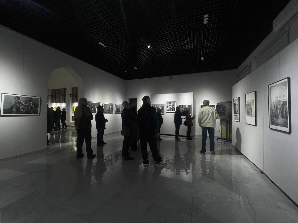 "Таким я видел мир": в Ташкенте открылась трогательная фотовыставка памяти Евгения Олевского