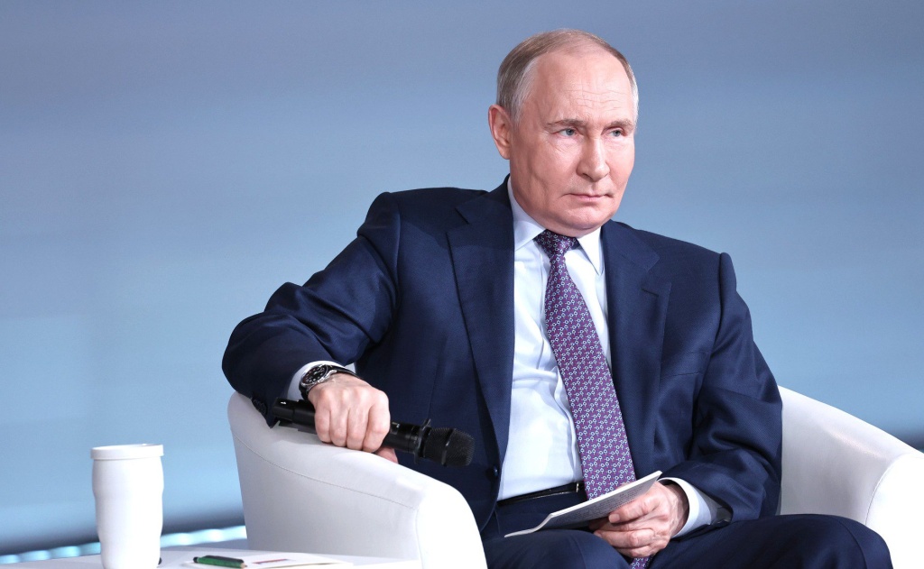 Путин позвал Зеленского на встречу в Москву и намекнул, что не считает его президентом