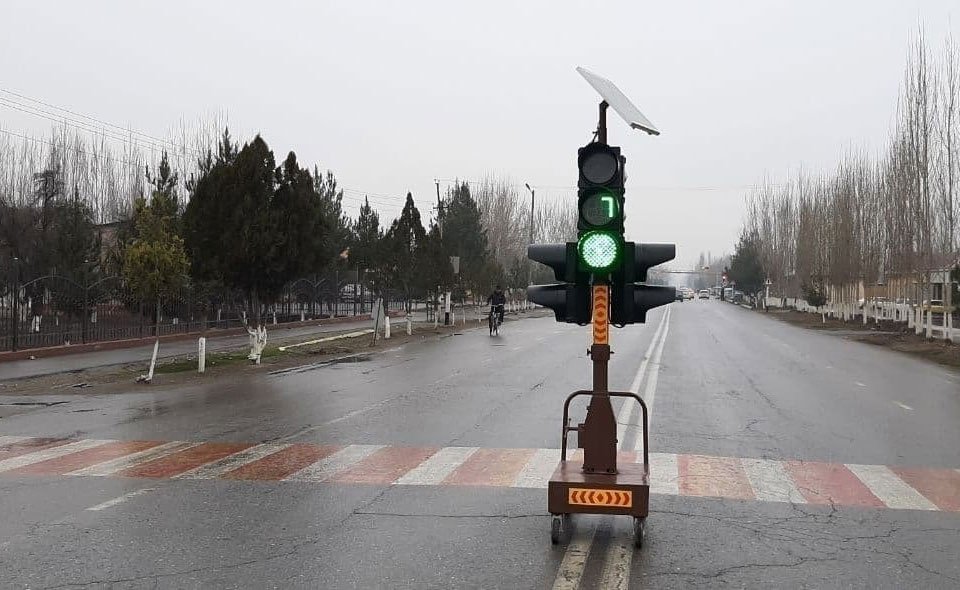 В Фергане для обеспечения безопасности школьников стали использовать переносные светофоры 