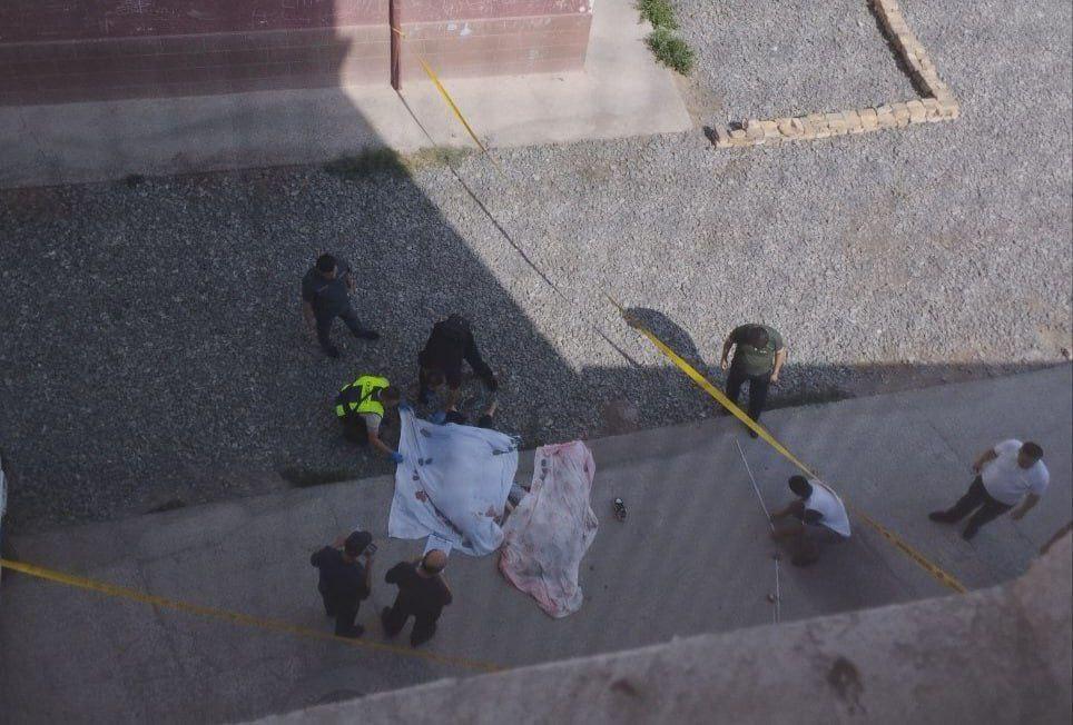 В Хорезме две школьницы погибли, спрыгнув с крыши многоэтажки