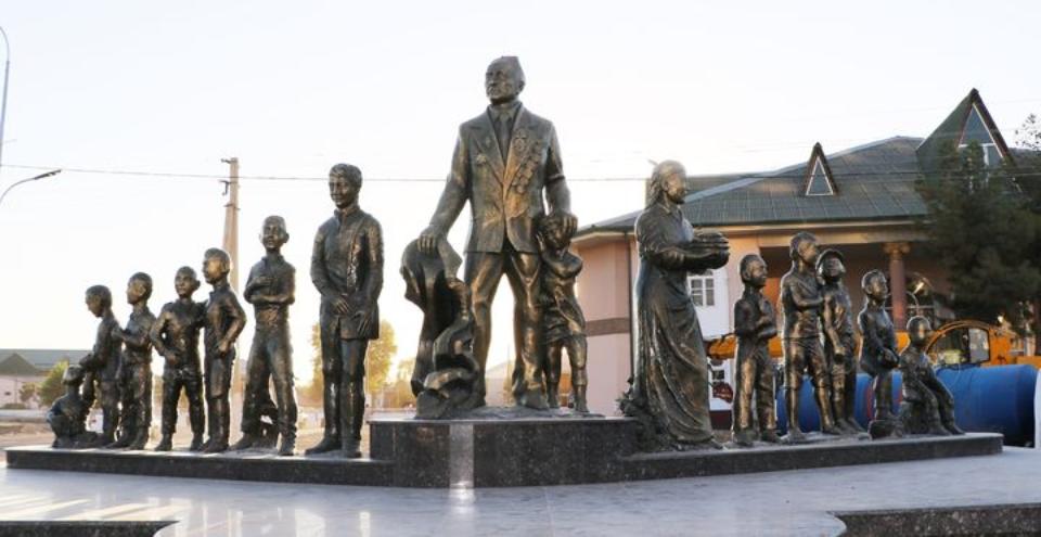 В Каттакургане открыт мемориал, посвященный Хамиту Саматову, усыновившему в годы войны 13 детей 
