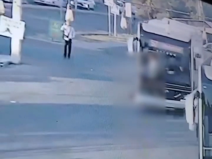 В Ташкенте электробус Yutong наехал на пешеходку. Видео