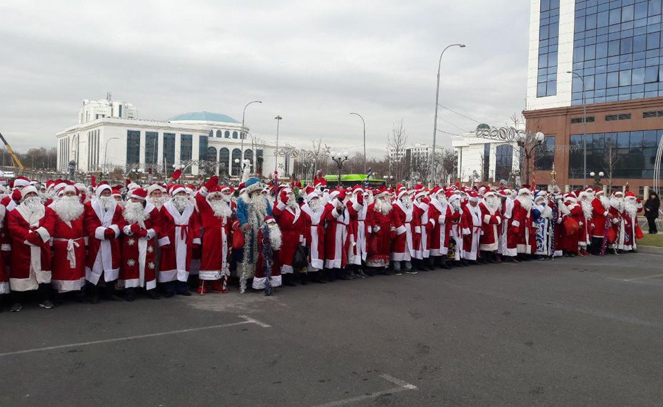 Парад с участием тысячи Дедов Морозов и Снегурочек пройдет в Ташкенте 