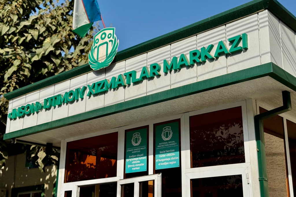 В Андижане женщина напала на социальную работницу из-за списанной материальной помощи. Видео