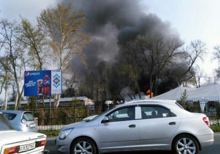 В Ташкенте сгорело здание ресторана Ikat