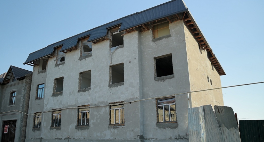 В Ташкенте произошел очередной скандал с застройщиком. Компания продала клиентам квартиры, но забыла достроить дом  