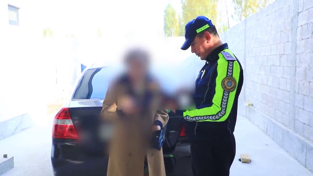 Жительницу Наманганской области привлекли к ответственности за вождение с младенцем на руках и детьми на переднем сиденье. Видео