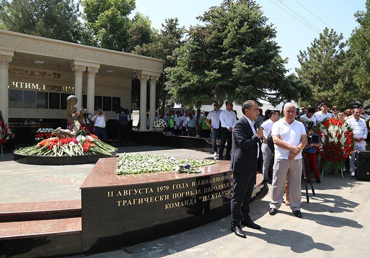 40 лет назад: в Ташкенте почтили память погибших футболистов "Пахтакора". Видеорепортаж 