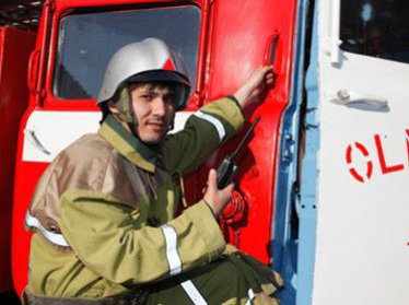 В Алмалыке пожарные вынесли из горящей квартиры четырехлетнего мальчика