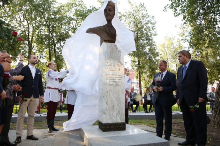 В Минске открыли памятник-бюст Алишеру Навои