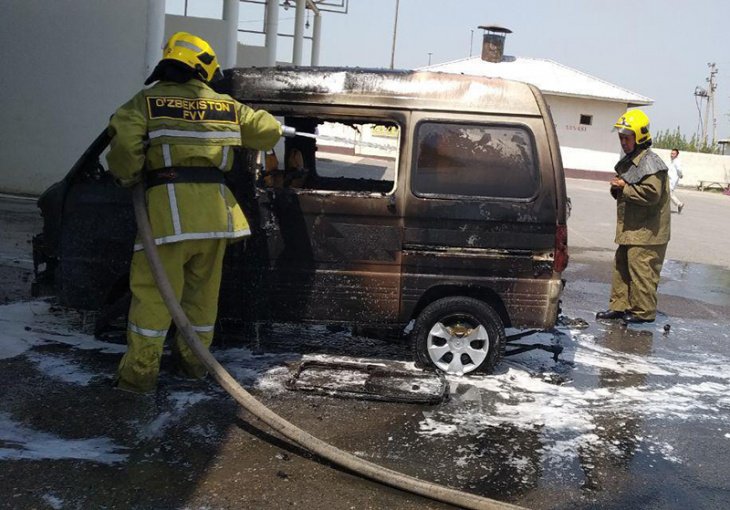 На газовой автозаправке в Андижанской области произошел пожар. Практически полностью выгорели два "Дамаса"