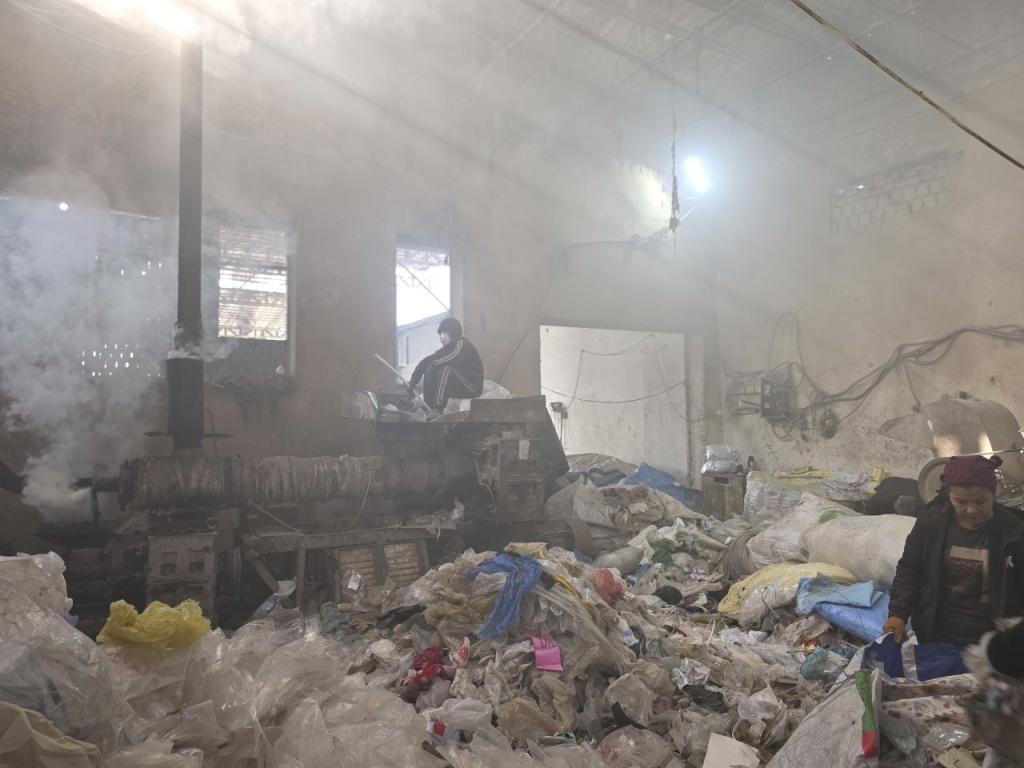 "Биологический терроризм". В Ташобласти завод сжигал пластик и травил жителей дымом. Видео