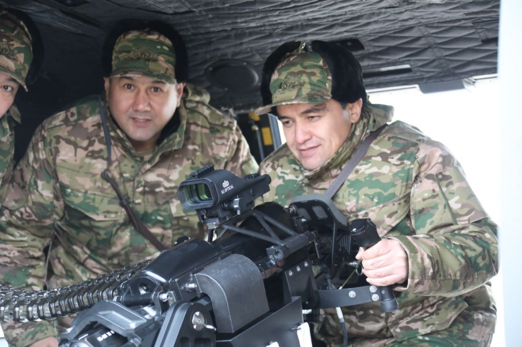 В Узбекистане руководящих чиновников отправили на военные сборы 