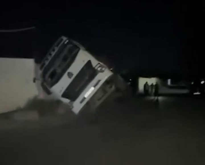 Грузовик оказался под землей из-за нарушений при строительстве дома в Самарканде. Видео