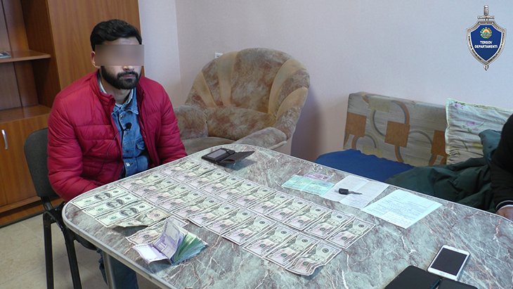 В Ташкентской области задержаны два узбекистанца с фальшивыми долларами 