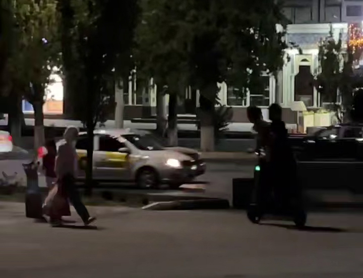 В центре Ташкента подростки на самокате домогались девушек. Возбуждено административное дело. Видео