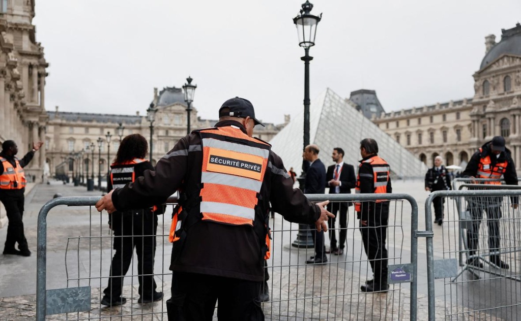 Во Франции задержаны двое подозреваемых в ограблении Лувра Во Франции задержаны двое подозреваемых в ограблении Лувра