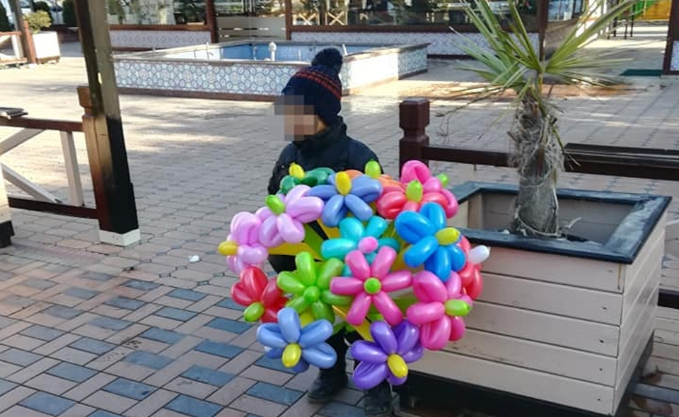 В Ташкенте оштрафовали отца, девятилетний сын которого торговал на улице воздушными шарами 
