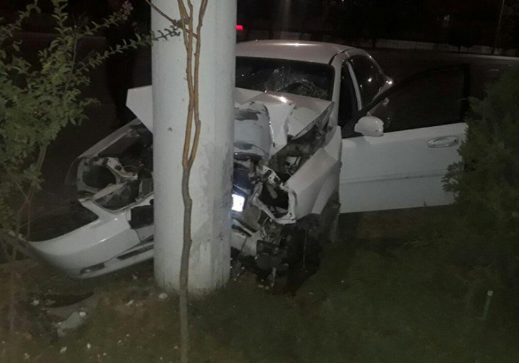 В Ташкенте водитель на скорости въехал в столб. Он скончался в больнице  