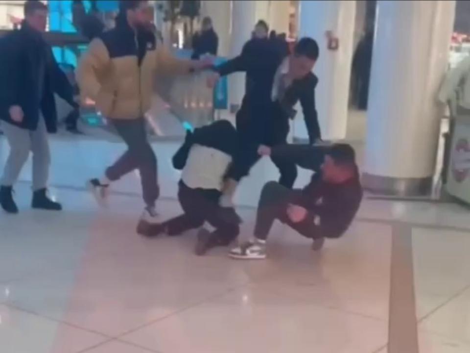 Выходец из Узбекистана устроил поножовщину в торговом центре в Москве. Видео
