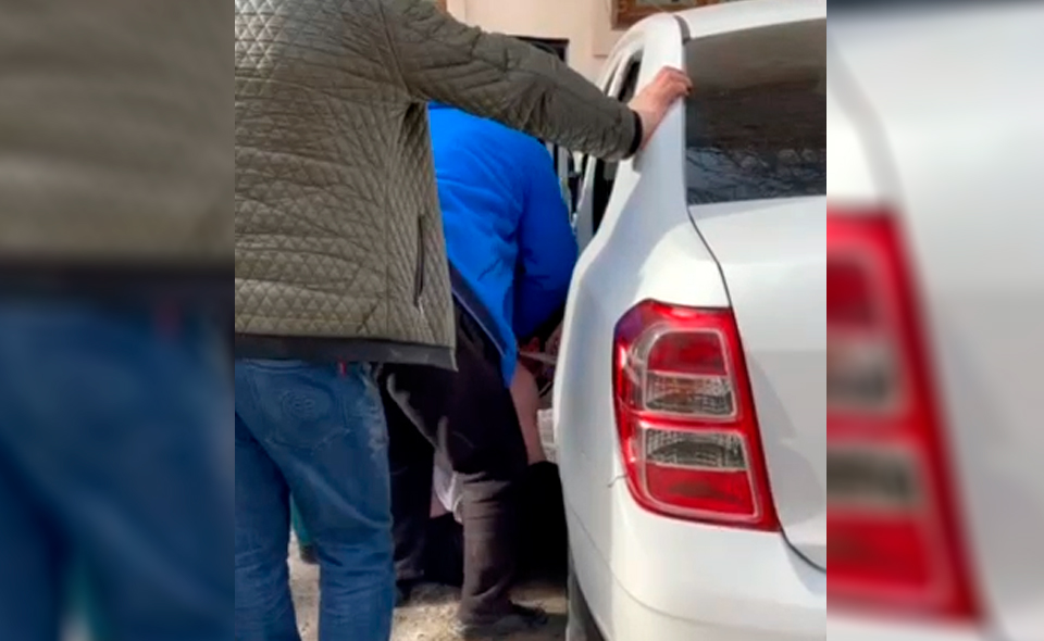 В ГУВД прокомментировали видео, где мужчина средь бела дня душит подростка веревкой в Ташкенте  