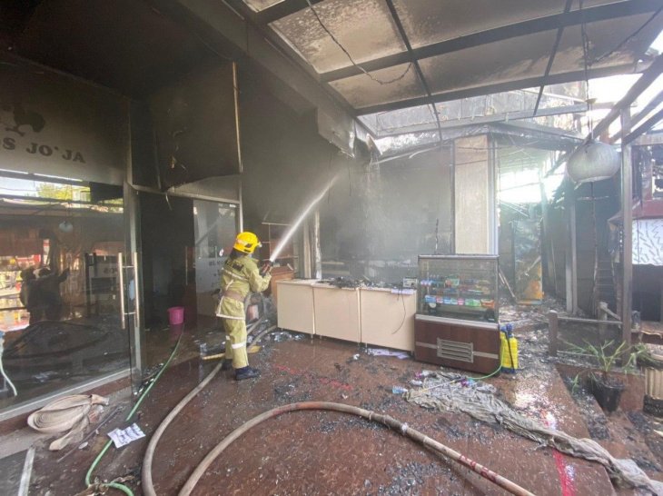 В Учтепинском районе столицы сгорело кафе: пожарные считают, что причиной могло быть нарушение техники безопасности на кухне