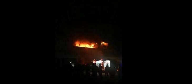 В Навои произошел пожар в крупном торговом комплексе. Пострадали 20 магазинов одежды 
