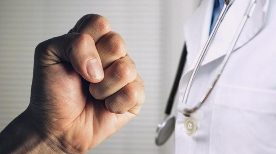 В Ташобласти мужчина избил врача, приехавшего на вызов 