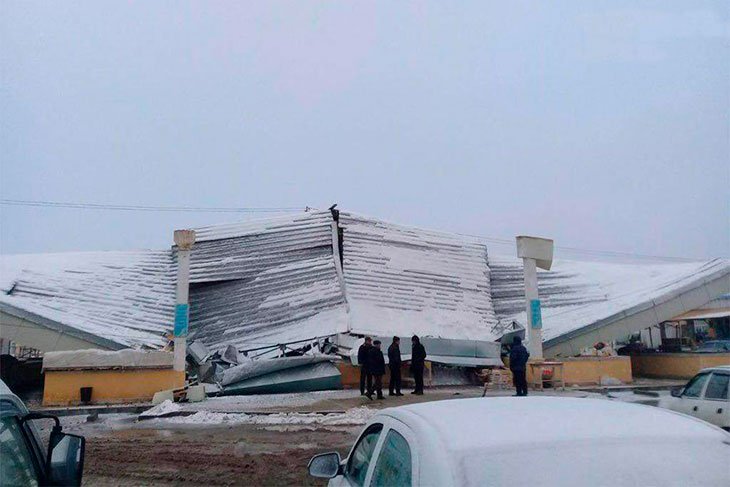 Из-за снега и ветра обрушилась крыша дехканского рынка в Хорезмской области