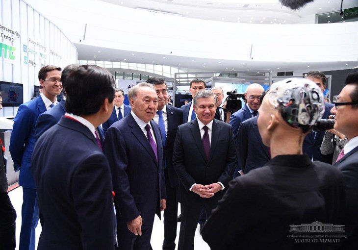 Мирзиёев и Назарбаев посетили международный финансовый центр "Астана"