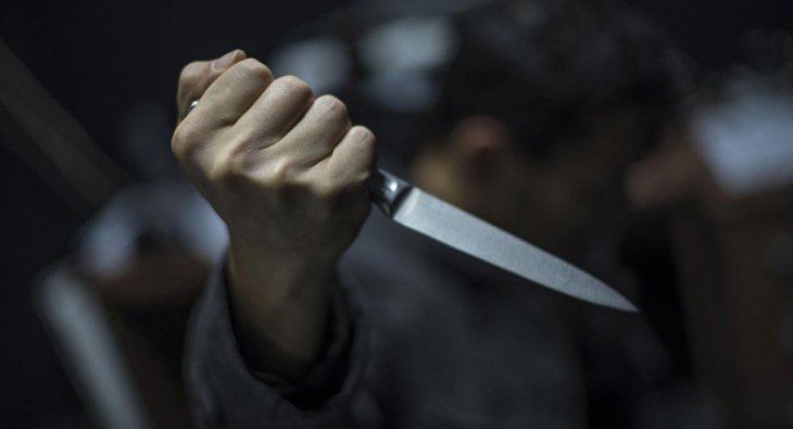 В Фергане пассажир ограбил таксиста, угрожая порезать его ножом 