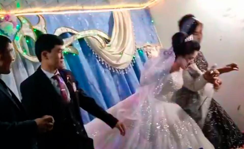Может пора остановиться? Что узбекистанцы думают о женихе, который на свадьбе ударил невесту
