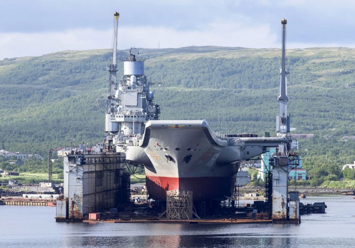 В России затонул крупнейший в мире плавучий док, в момент ЧП в нем стоял авианесущий крейсер