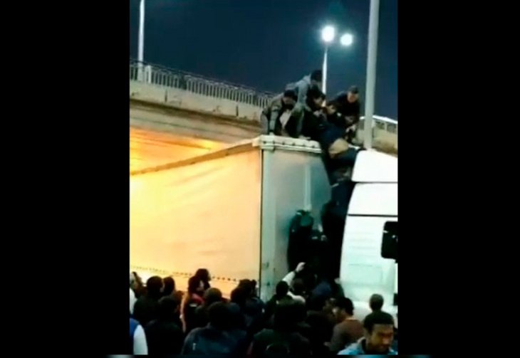 В Ташкенте пьяный мужчина пытался спрыгнуть с моста возле рынка "Куйлюк". Видео
