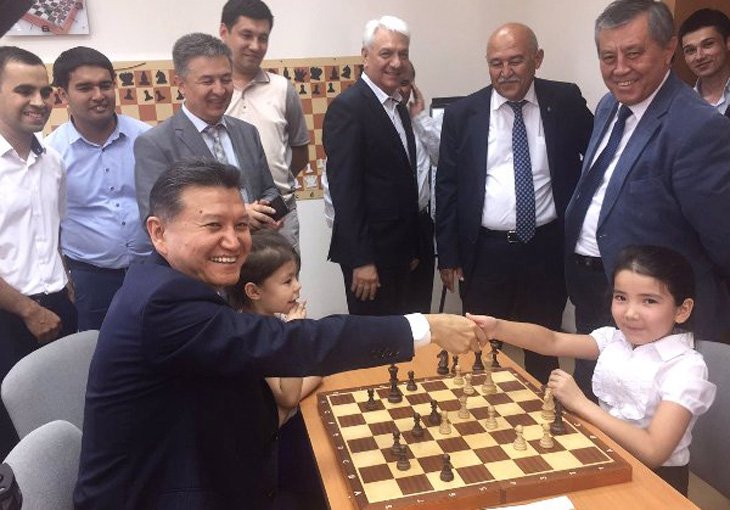 Президент ФИДЕ сыграл вничью с 7-летней шахматисткой из Узбекистана (фото)