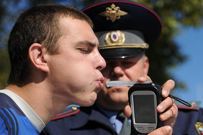 Подуйте в трубочку: в Узбекистане инспекторам УБДД выдадут алкотестеры 