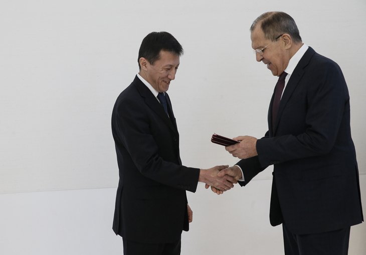 Сергей Лавров вручил в Ташкенте награды узбекским дипломатам 